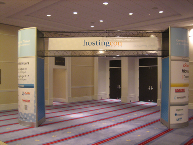 hosting-con-arch-in-front-of-the-exhibition-hall